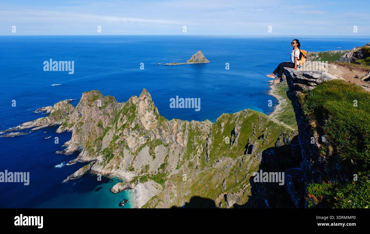 Goditi il panorama mozzafiato dal monte Matind ad Andoya, Norvegia. Un escursionista solitario gode delle vedute incontaminate di questo spettacolare spettacolo Foto Stock
