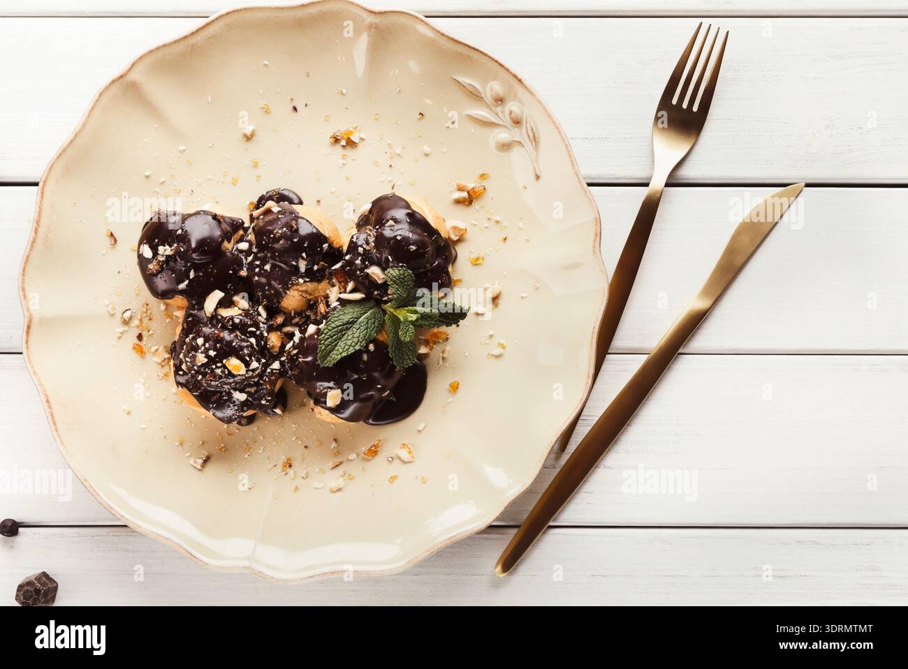 Delizioso dessert servito in un piatto con salsa al cioccolato e noci durante un incontro gioioso Foto Stock