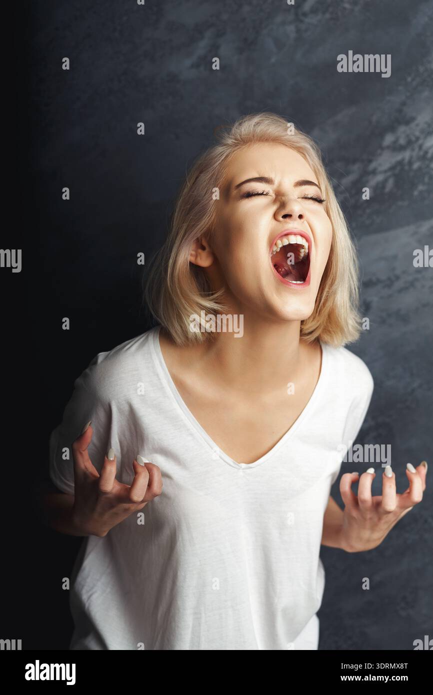 Collage di espressioni che mostrano una donna in un momento di forte emozione in un ambiente semplice Foto Stock