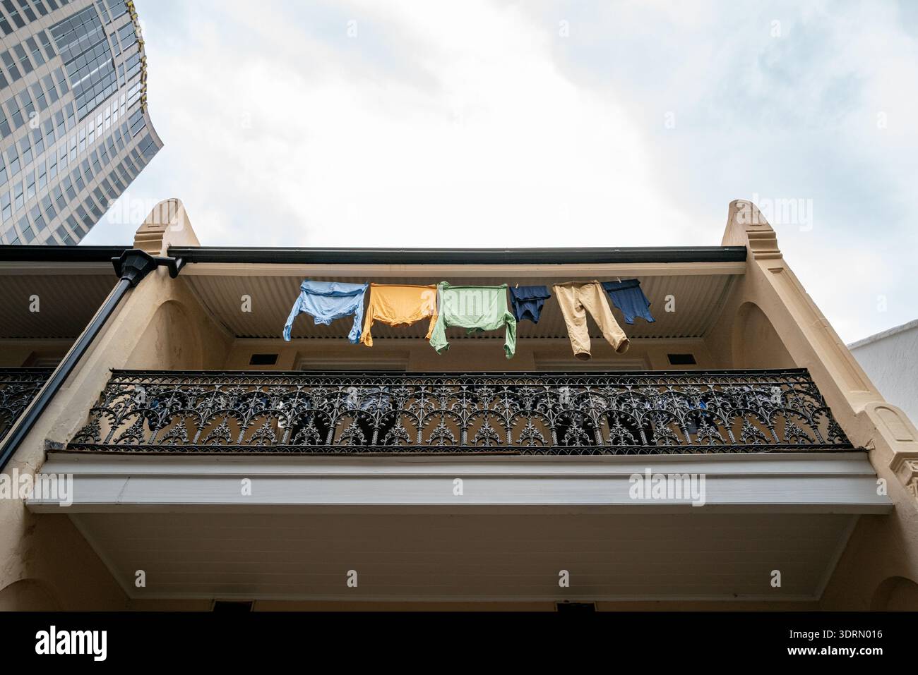Un basso dettaglio di lavanderia interna appesa al balcone decorato in ferro di una storica casa a terrazza del XIX secolo nel quartiere Rocks. Foto Stock