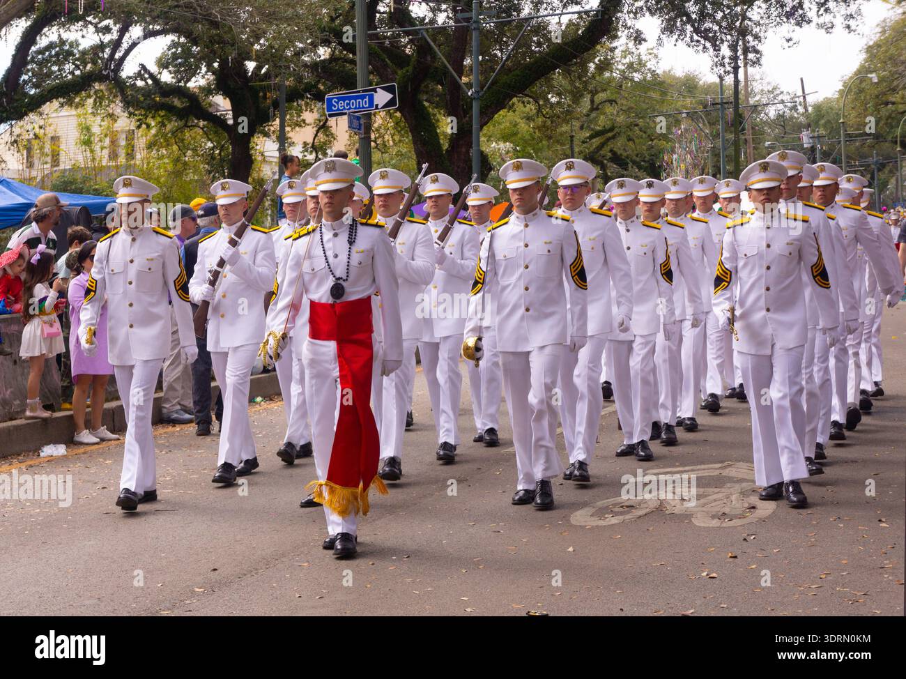I Texas A & M Marching Group si esibiscono a New Orleans il giorno del Mardi Gras. Foto Stock