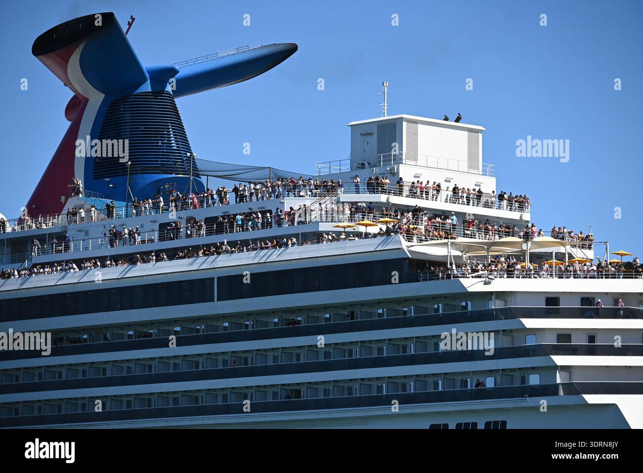 SYDNEY - DEC 29 2025: Passeggeri su una nave da crociera. Il numero di passeggeri su una nave da crociera varia in modo significativo in base alle dimensioni e allo scopo della nave, ma Foto Stock
