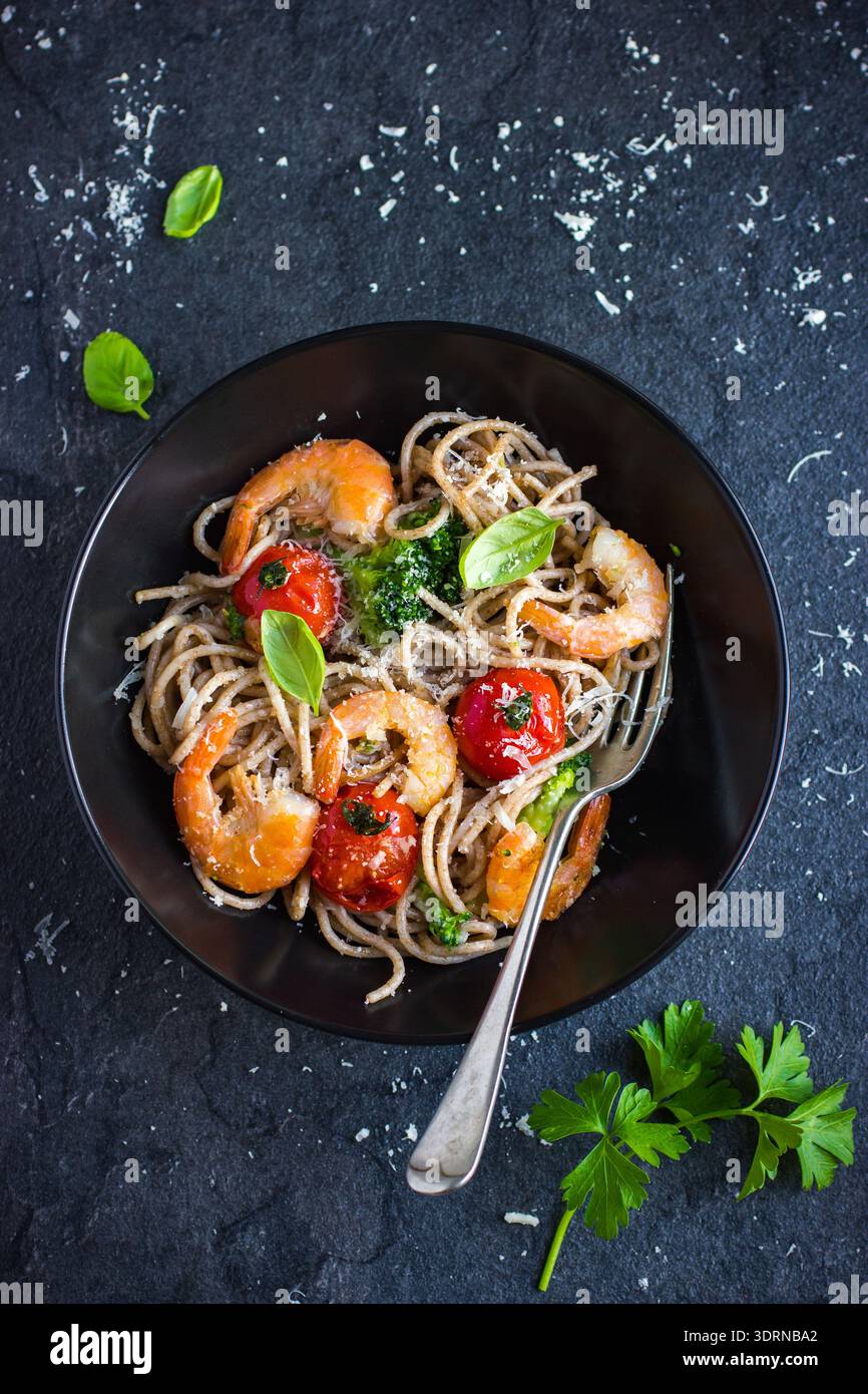 Spaghetti a grani interi con gamberetti e broccoli Foto Stock
