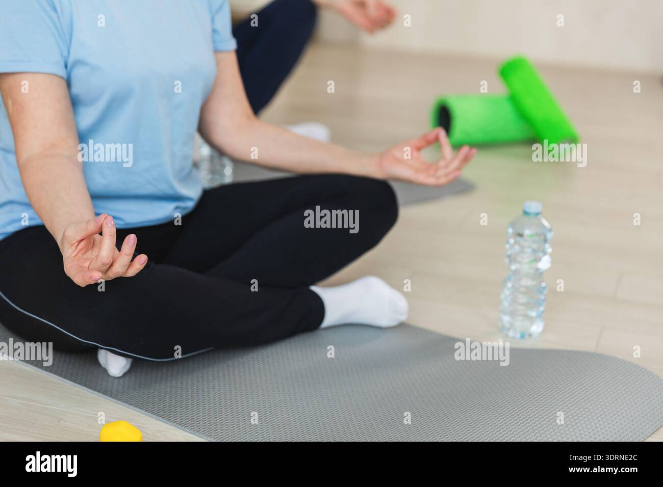 Meditazione sulla consapevolezza dello yoga. Coppia matura senior che pratica yoga a casa. Mani nel mento mudra gesto. Vecchio marito moglie seduta Foto Stock