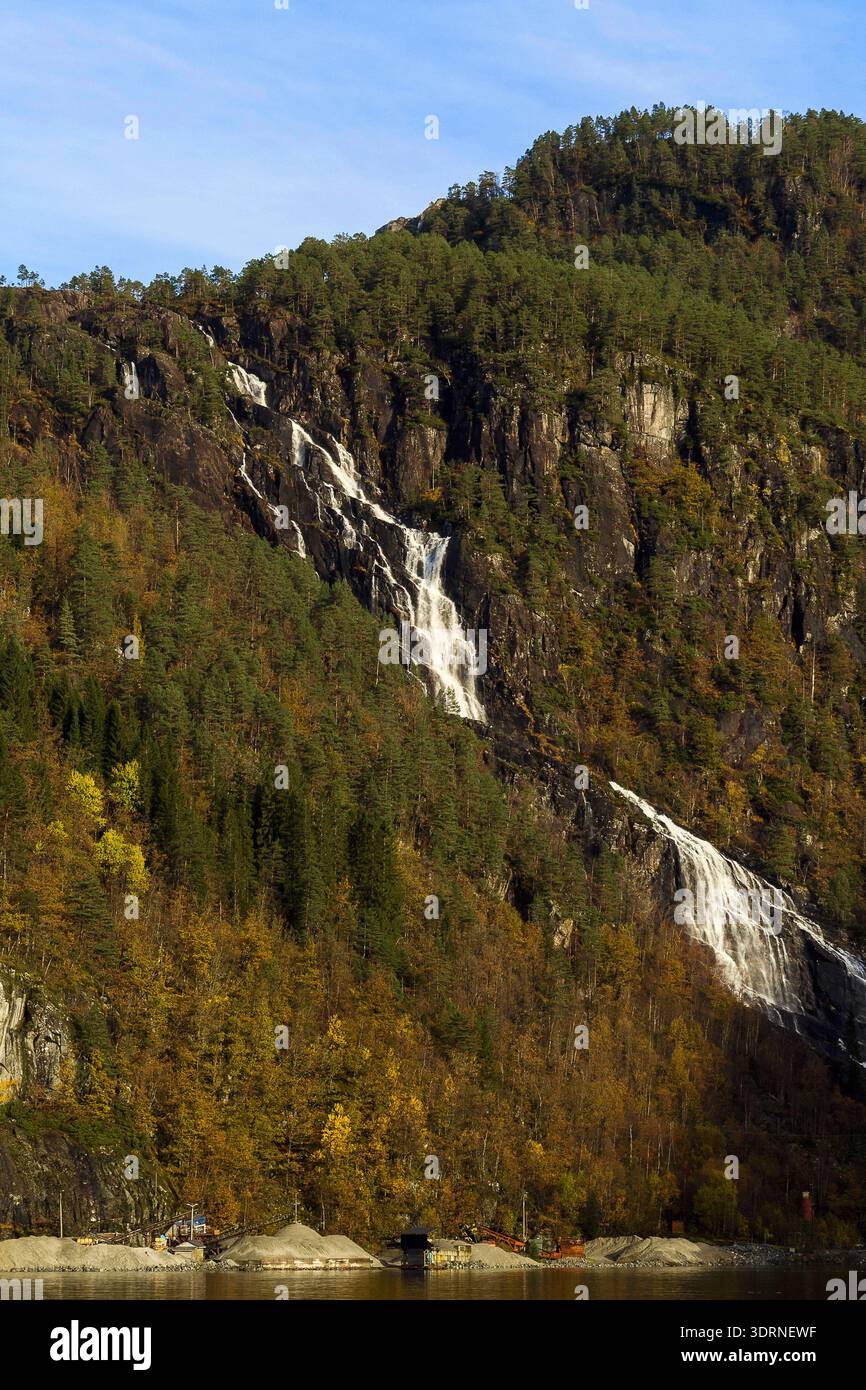Norvegia - Mo, cascata di Kvernhusfossen al fiordo di Mostraumen Foto Stock