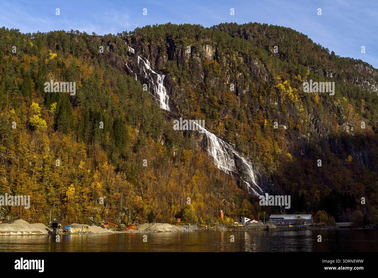 Norvegia - Modalen, cascata di Kvernhusfossen al fiordo di Mostraumen Foto Stock