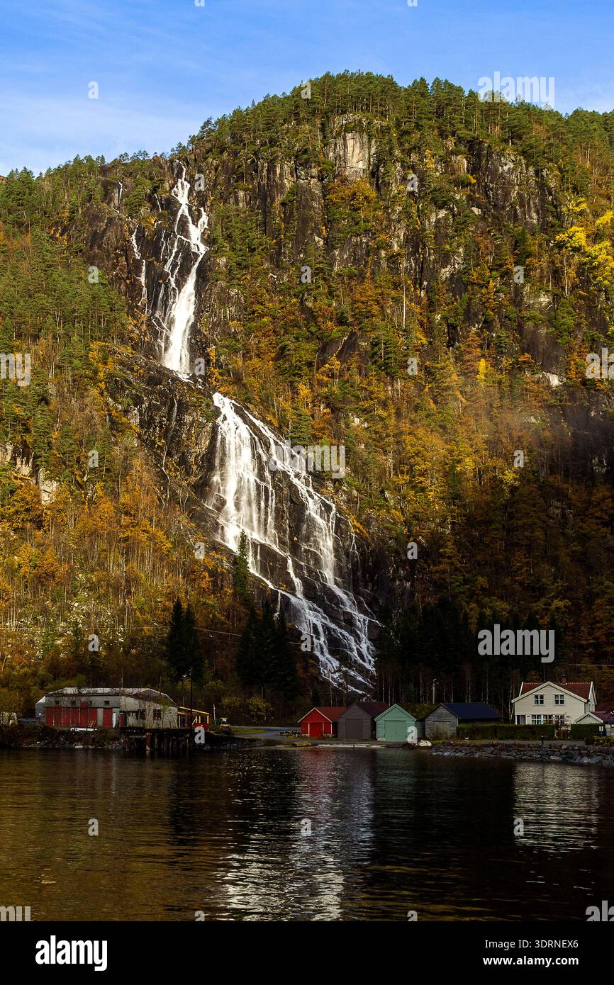 Norvegia - Modalen, cascata di Kvernhusfossen al fiordo di Mostraumen Foto Stock