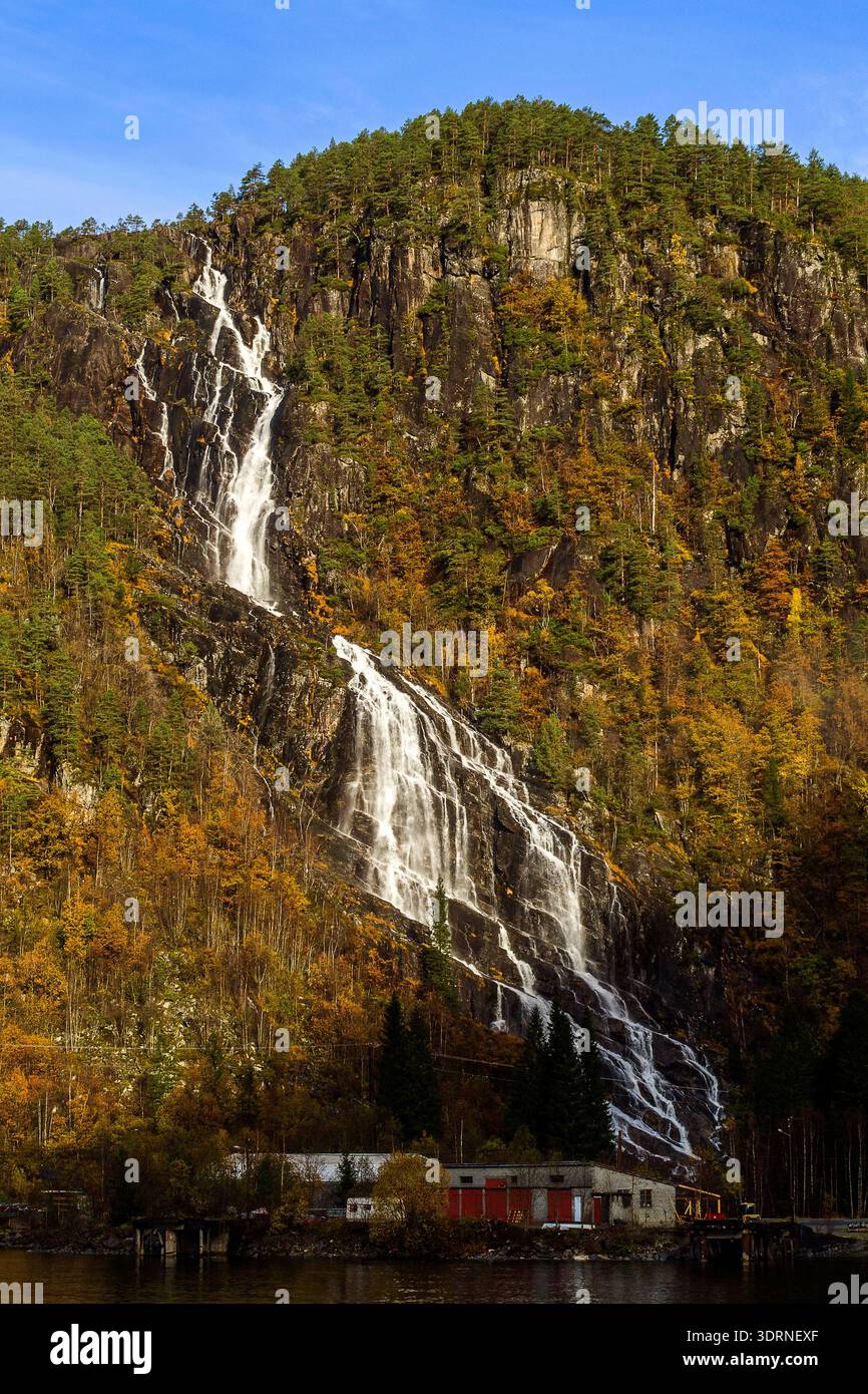 Norvegia - Modalen, cascata di Kvernhusfossen al fiordo di Mostraumen Foto Stock