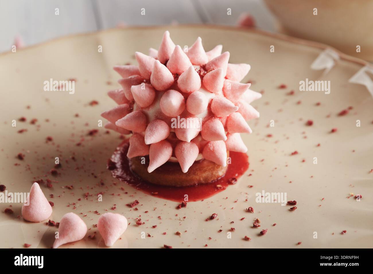 Mosaico di creazione di dessert con meringa a spillo su un piatto con salsa Foto Stock
