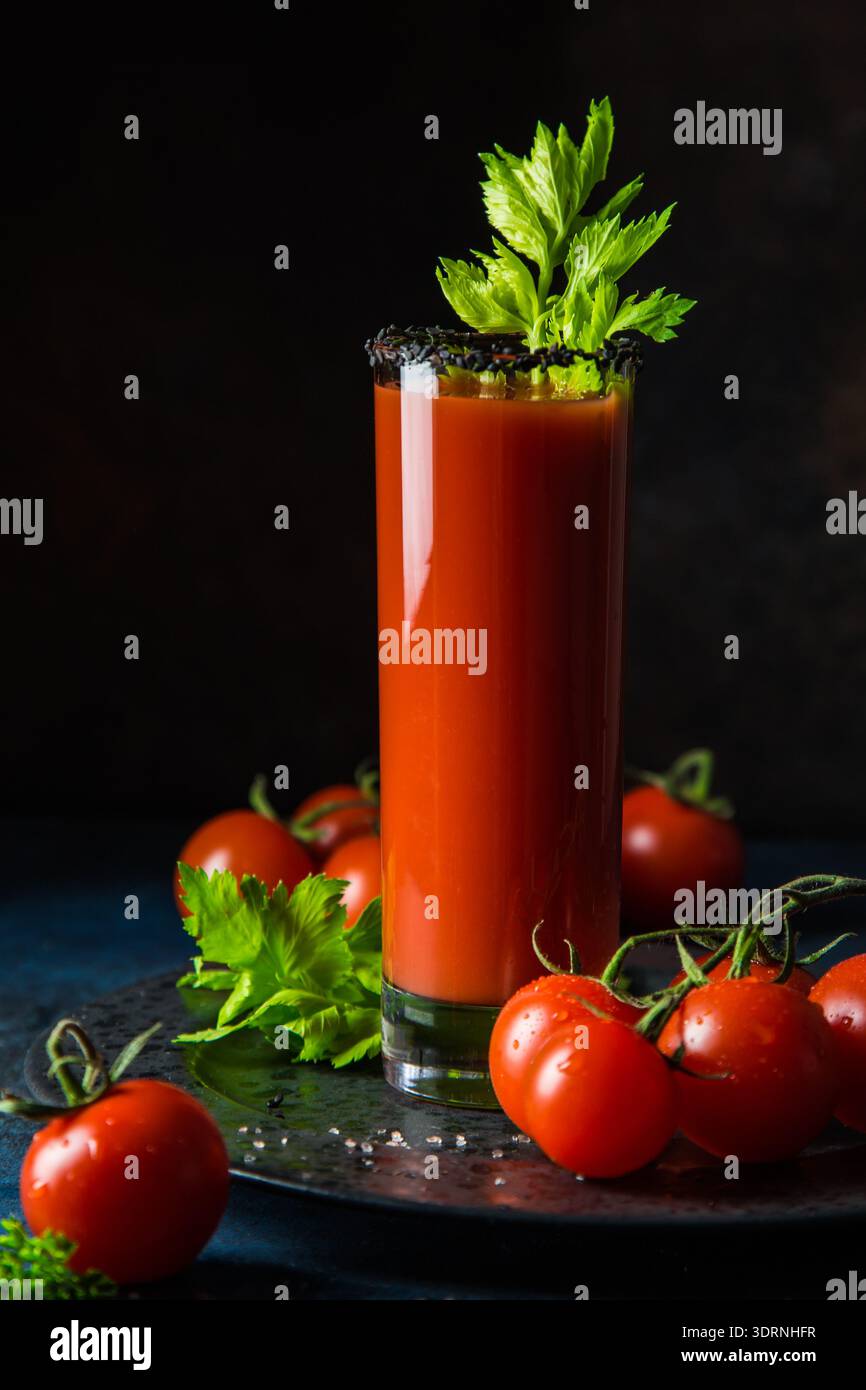 Bicchieri di succo di pomodoro serviti con cetriolo e sedano Foto Stock