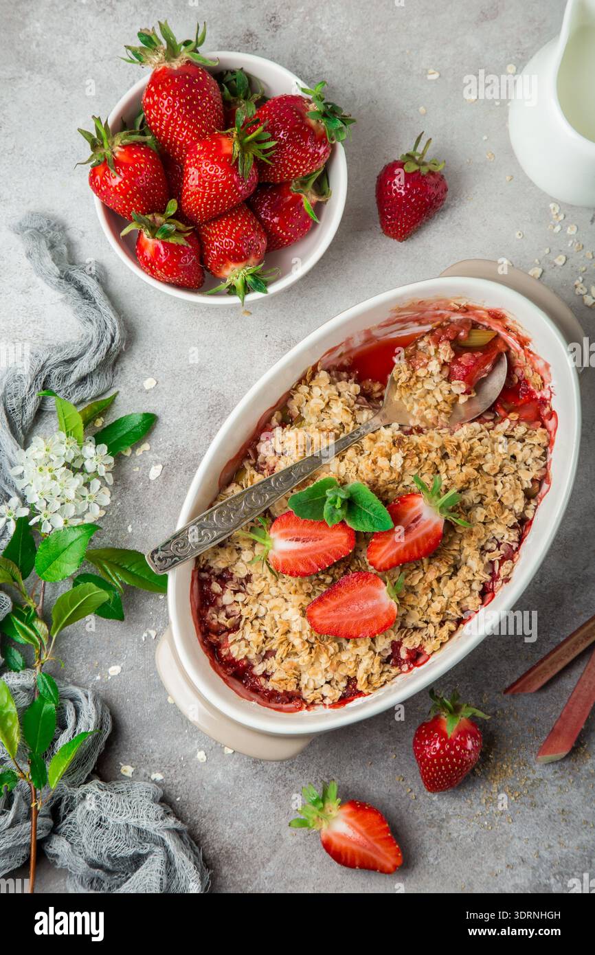 Per colazione c'è una crosta di rabarbaro e fragola d'avena Foto Stock