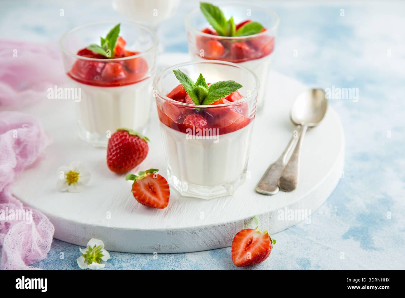 Formaggio spalmabile alla vaniglia e dessert alle fragole su glasse Foto Stock