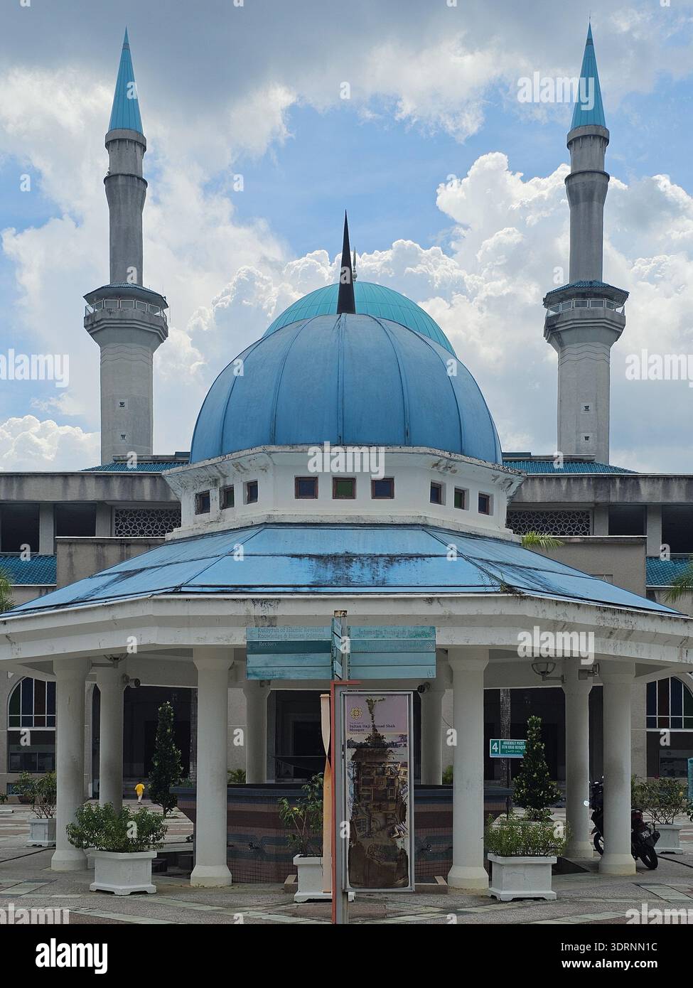 Vista esterna della Moschea del Sultano Haji Ahmad Shah all'IIUM Gombak, Malesia. Presenta iconiche cupole blu e minareti adagiati su un cielo azzurro. Foto Stock
