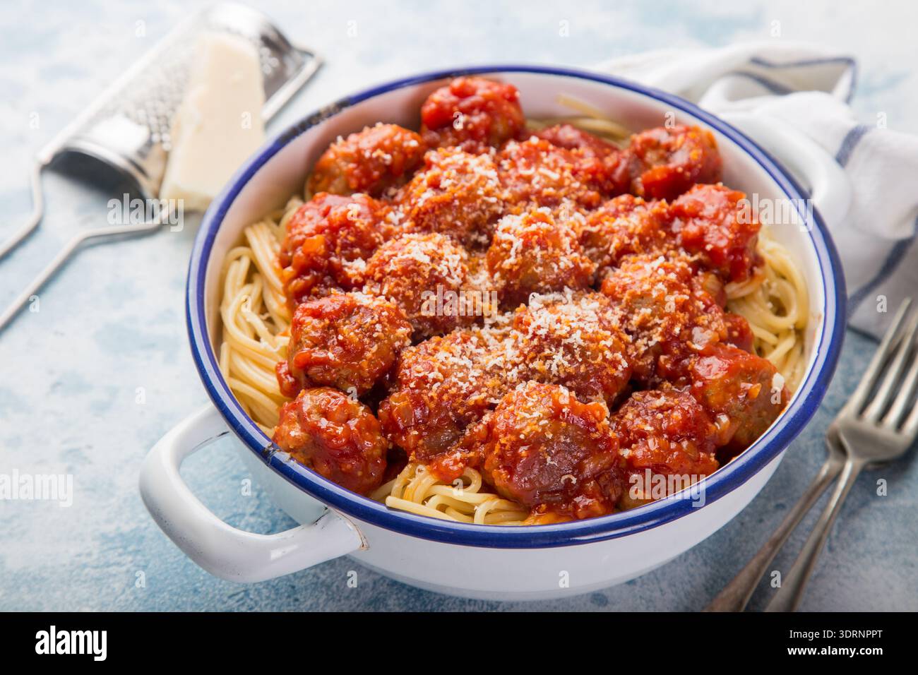 Spaghetti con polpette in salsa di pomodoro Foto Stock