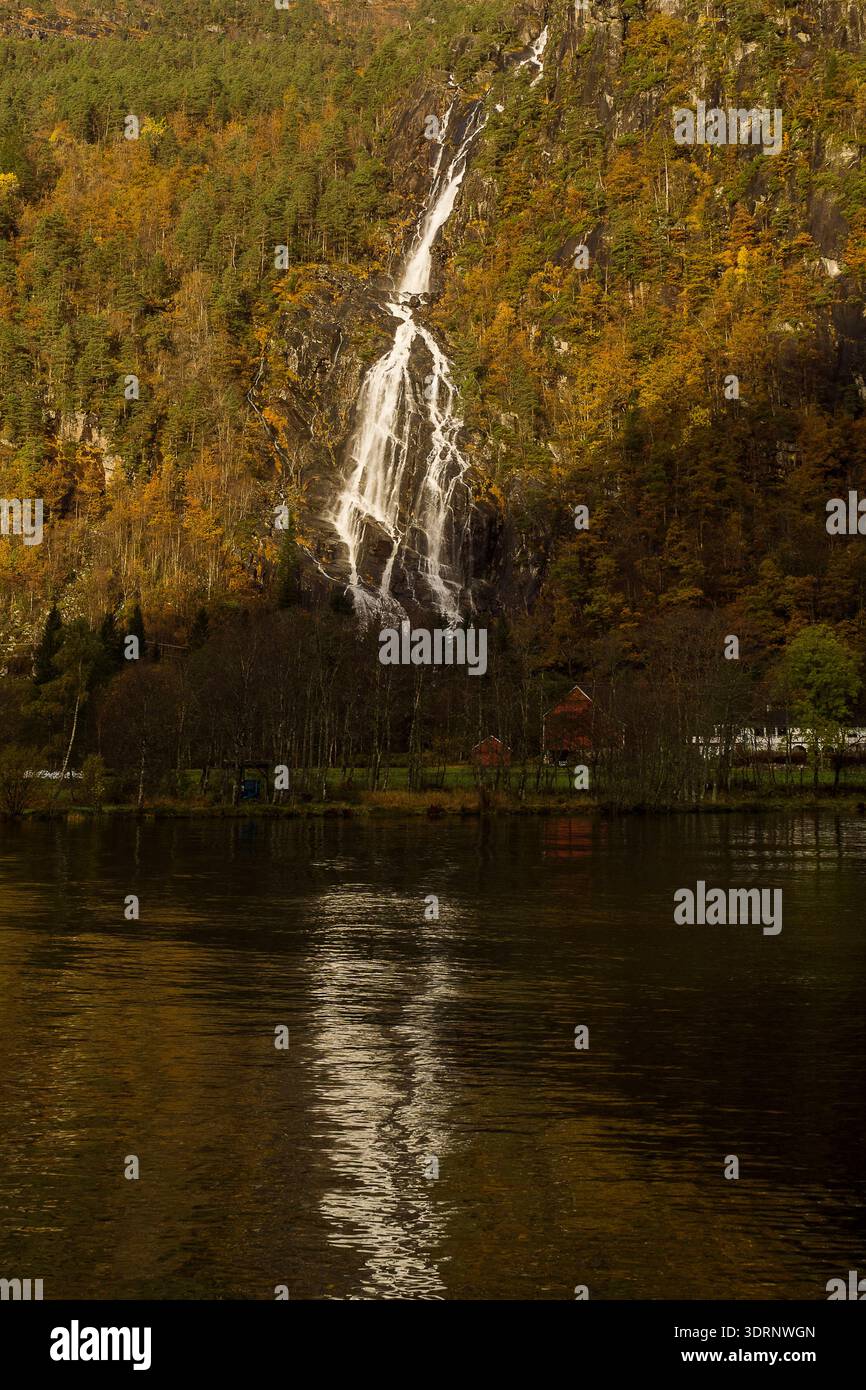 Norvegia - Mo, cascata di Kvernhusfossen al fiordo di Mostraumen Foto Stock