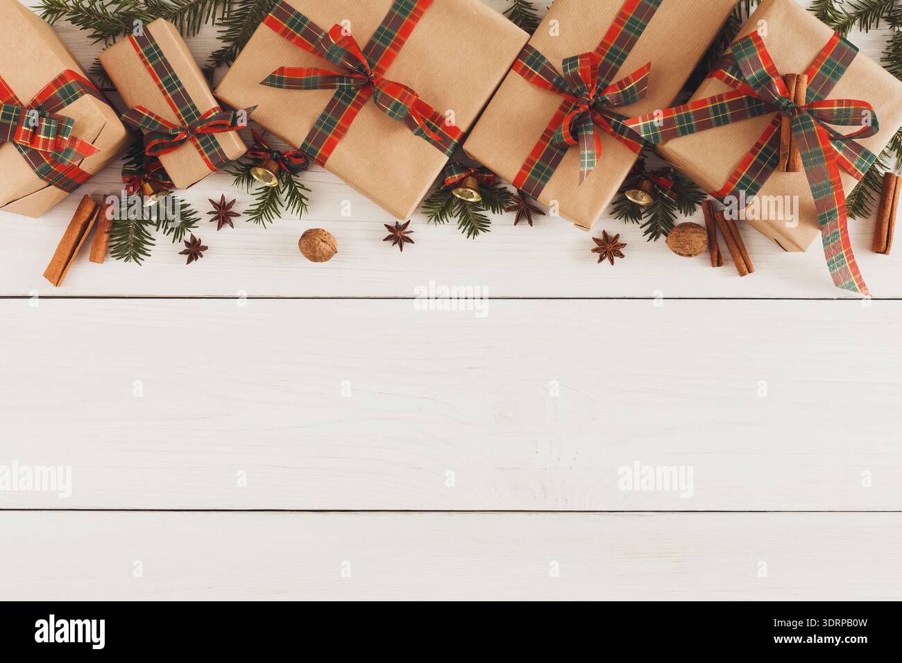 Collezione di scatole regalo disposte su un tavolo in legno con decorazioni stagionali Foto Stock
