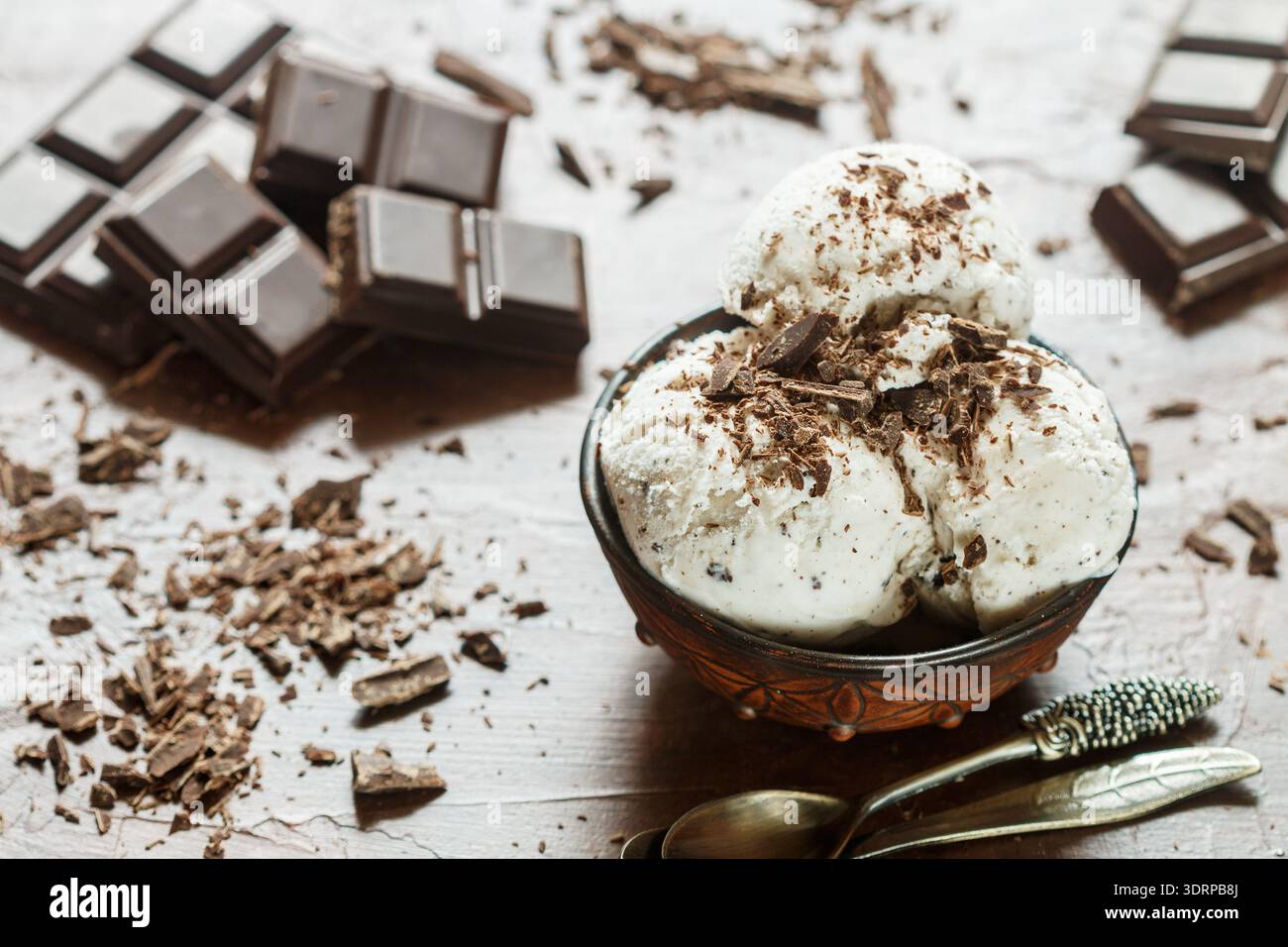 Gelato alla vaniglia fatto in casa con gocce di cioccolato. Dessert rinfrescante per buongustai. stracciatella Foto Stock