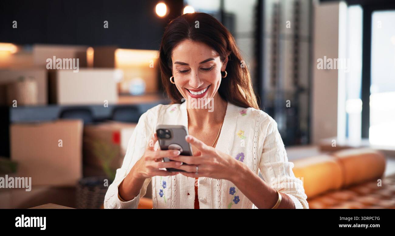 Sorridi, telefona e rilassati con una donna in casa per un'app per incontri, social media o messaggi di testo. Sito Web di matchmaking, forum di relazioni online e. Foto Stock