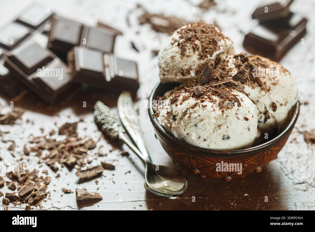 Gelato alla vaniglia fatto in casa con gocce di cioccolato. Dessert rinfrescante per buongustai. stracciatella Foto Stock