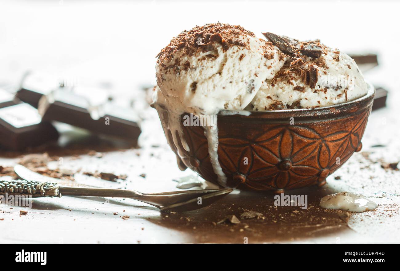 Gelato alla vaniglia fatto in casa con gocce di cioccolato. Dessert rinfrescante per buongustai. stracciatella Foto Stock