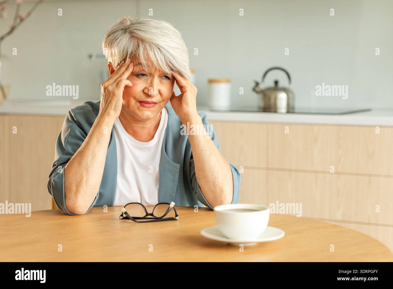Mal di testa, infelice donna anziana di mezza età che soffre di mal di testa malata che sfrega i templi a casa. Vecchio nonno anziano maturo Foto Stock