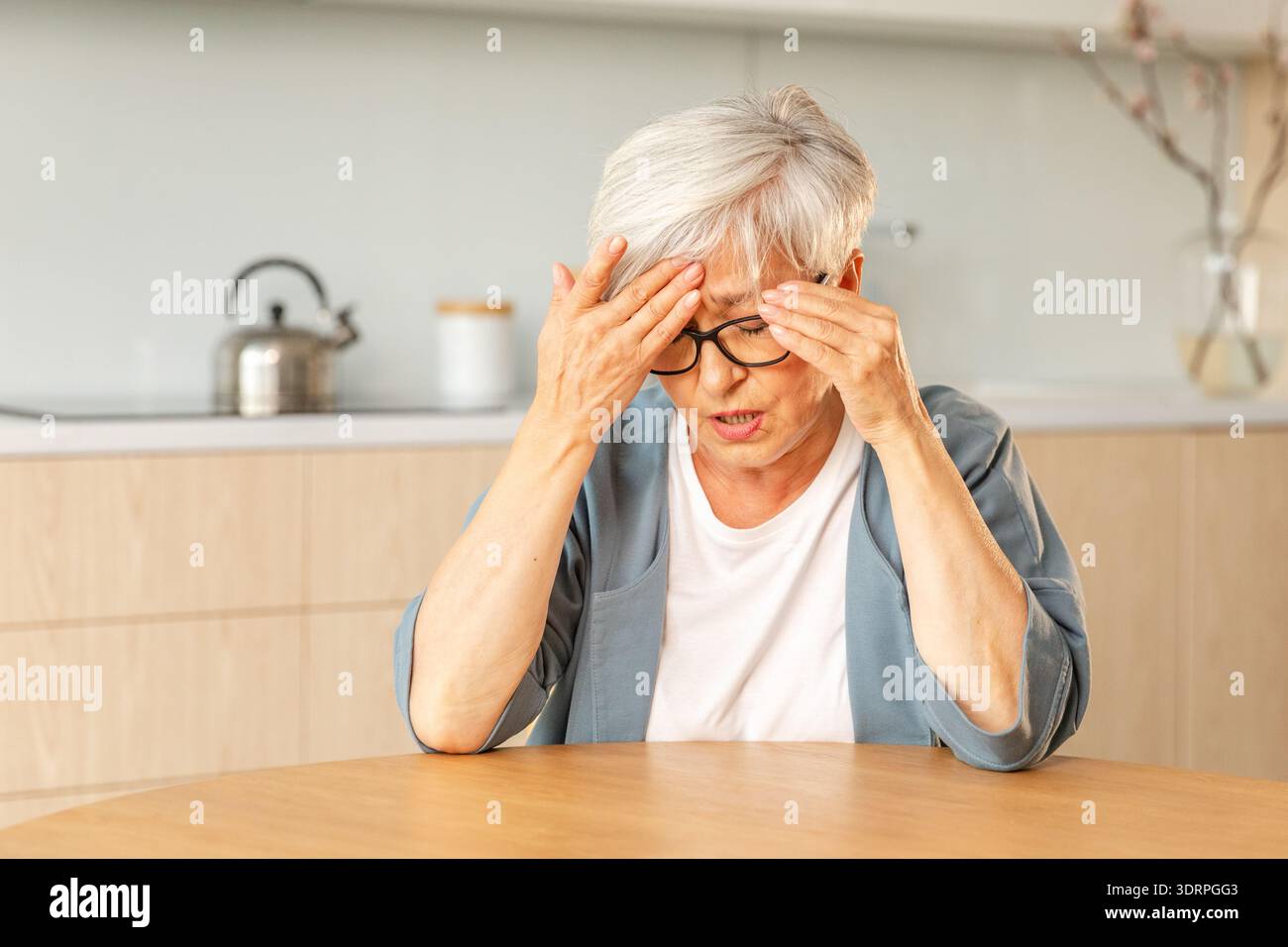 Mal di testa, infelice donna anziana di mezza età che soffre di mal di testa malata che sfrega i templi a casa. Vecchio nonno anziano maturo Foto Stock