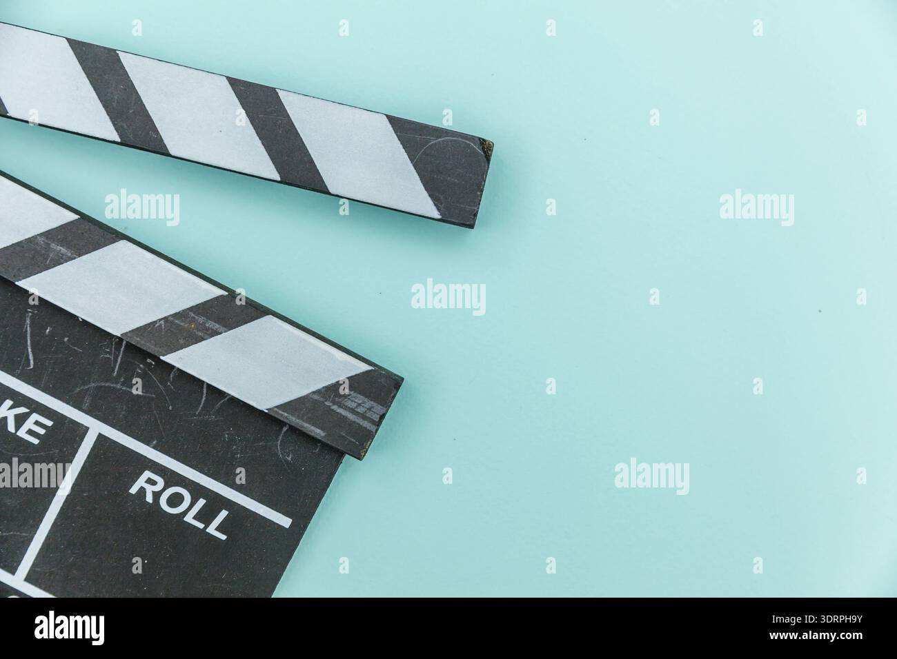 Professione di cineasta. Film classico del regista vuoto che crea una lavagna o una lavagna isolata su sfondo blu. Produzione video Foto Stock