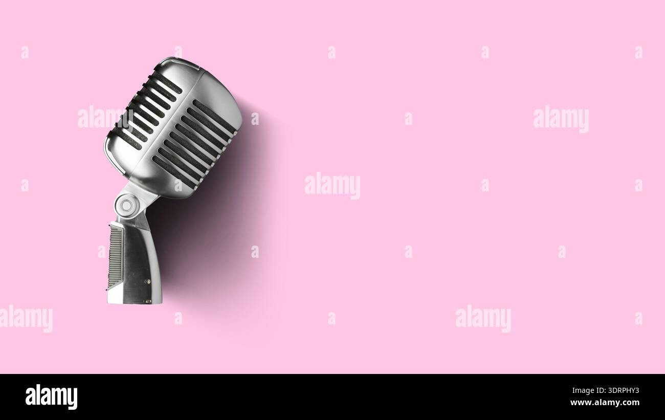 Microfono podcast su sfondo rosa per sessioni di registrazione audio o interviste Foto Stock