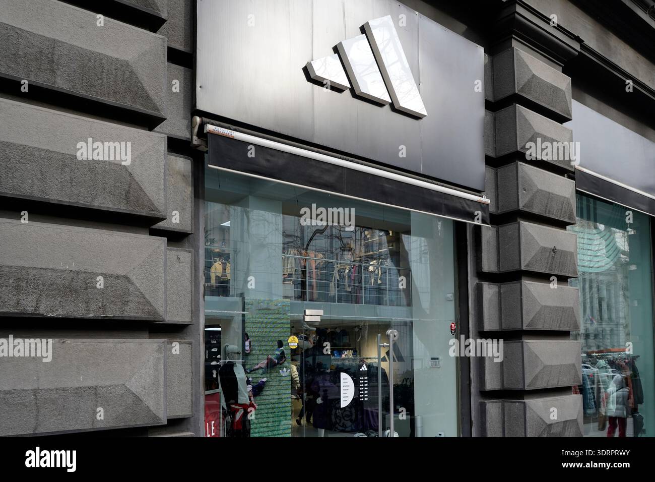 Tbilisi, Georgia - 14 febbraio 2026 Adidas Logo Company on a White Store Wall. Foto di alta qualità Foto Stock