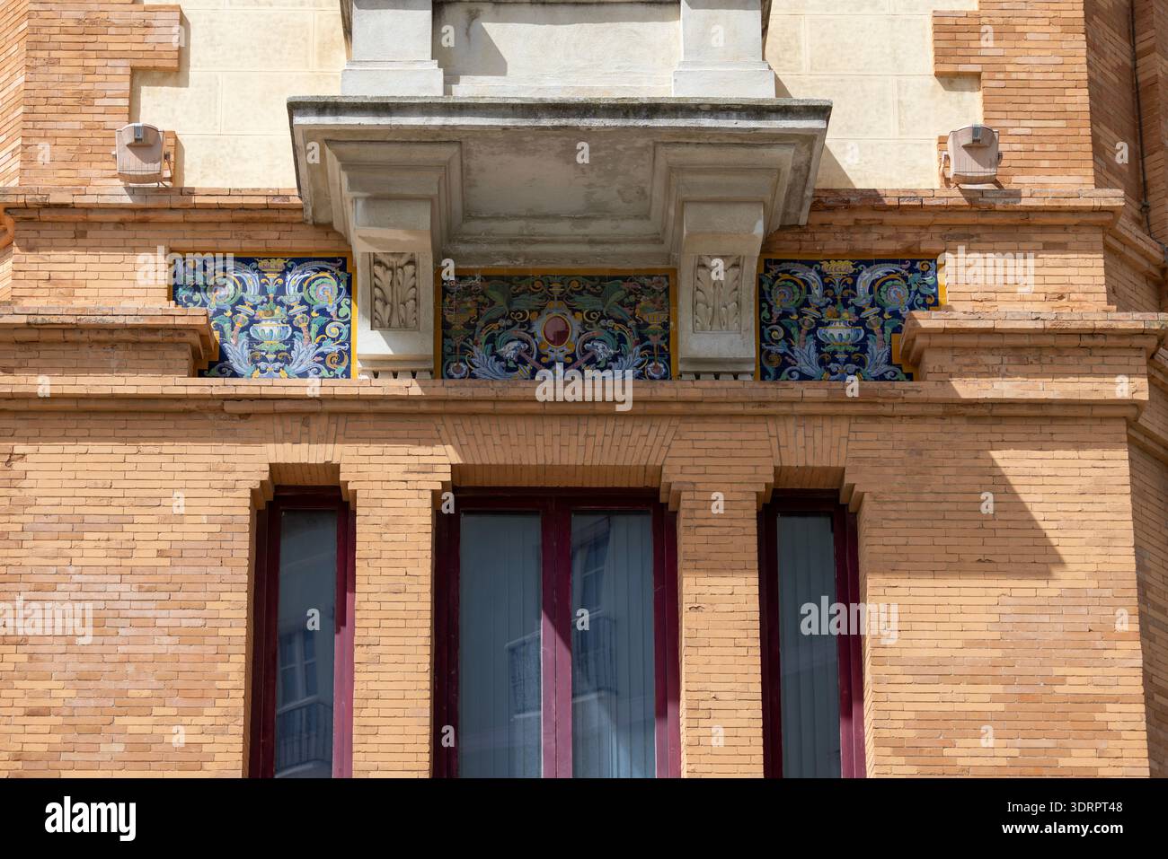 Cadice, Spagna, Andalusia - 31 marzo 2025: Facciata decorativa con piastrelle in ceramica dell'ufficio postale (Oficina de Correos), edificio in stile modernista del 1925 Foto Stock