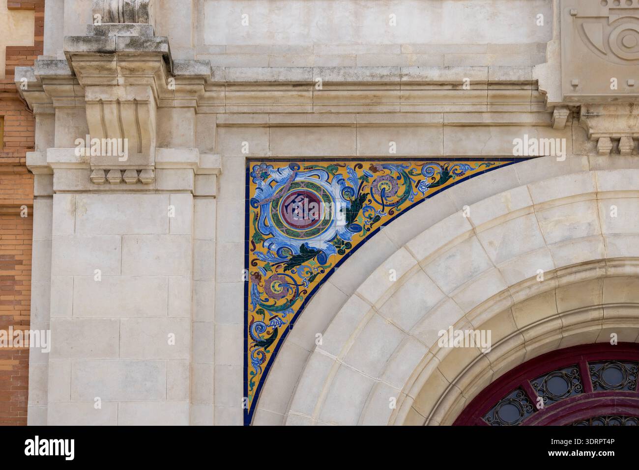 Cadice, Spagna, Andalusia - 31 marzo 2025: Facciata decorativa con piastrelle in ceramica dell'ufficio postale (Oficina de Correos), edificio in stile modernista del 1925 Foto Stock