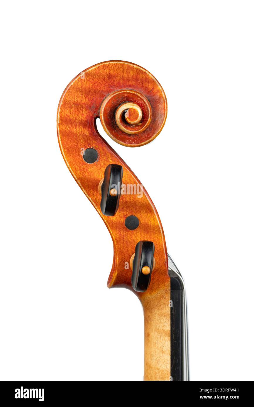 Classico rotolo di violino di antiquariato fatto a mano che mostra la sua squisita testa, con pioli di sintonizzazione dettagliati e un'esclusiva venatura di legno che incarna la raffinata cra Foto Stock