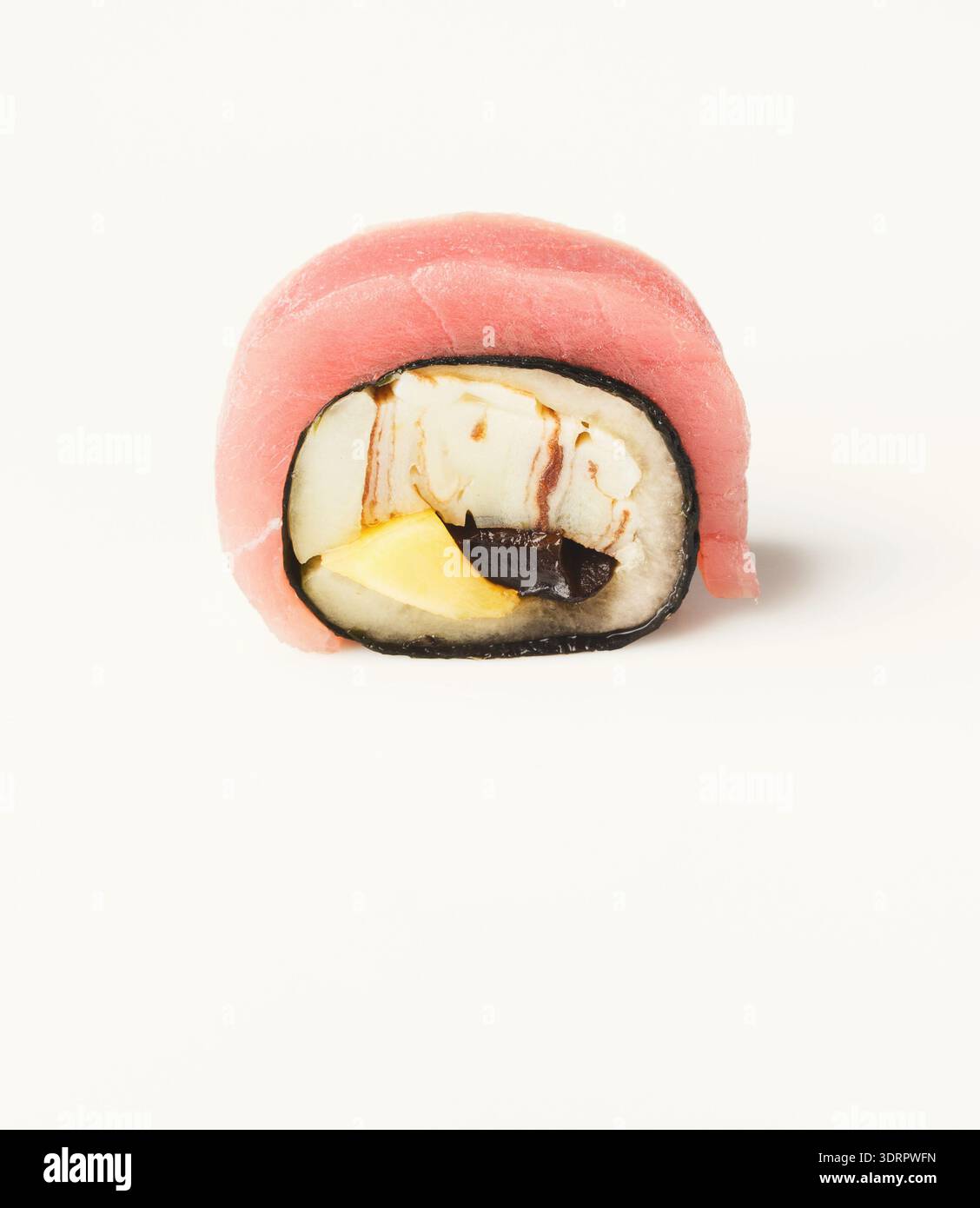 Sushi Roll colorato realizzato con vari ingredienti su sfondo bianco Foto Stock