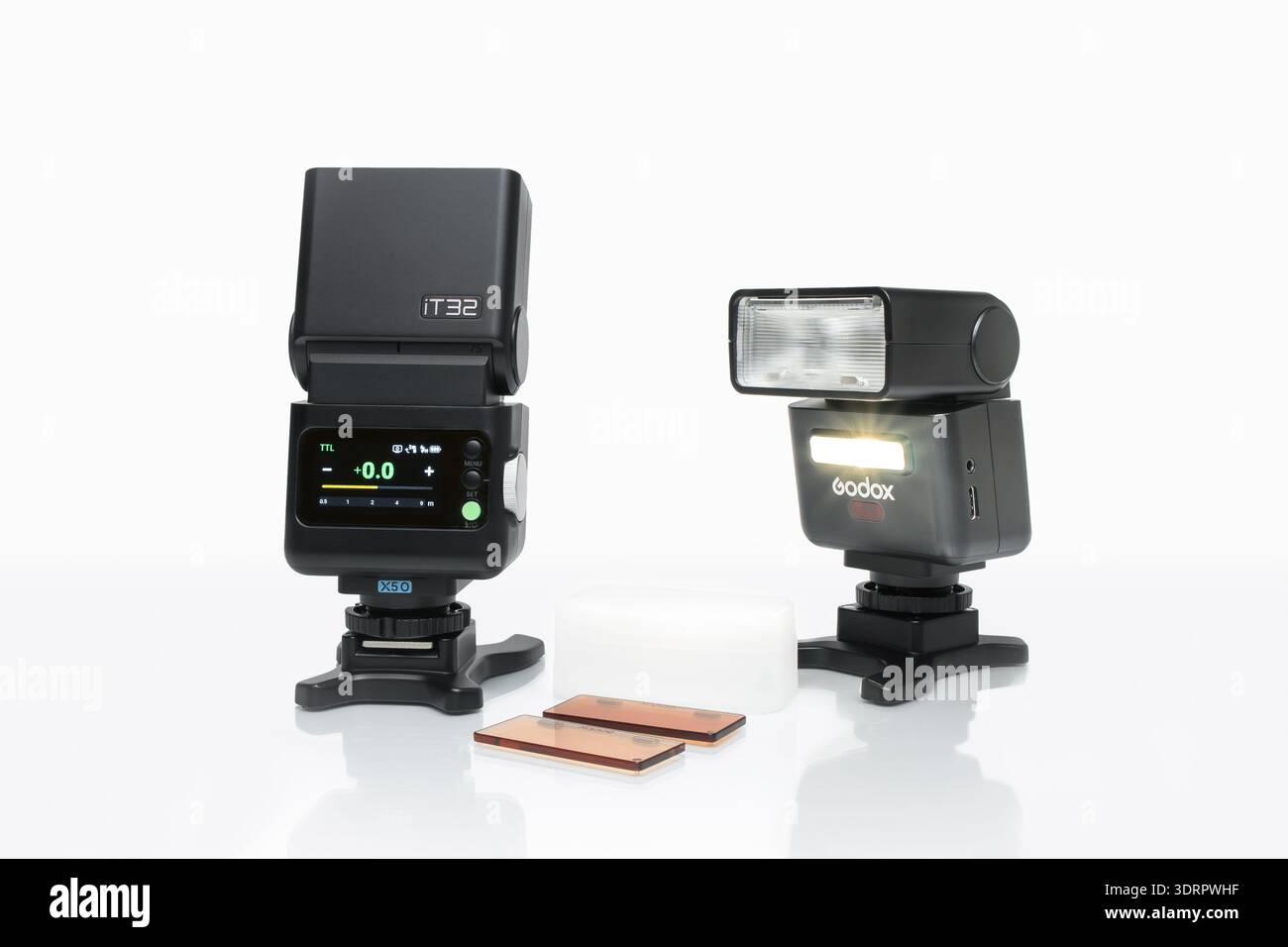 Kit flash Iflash iT32 con trigger wireless X5 TTL, filtri magnetici e diffusore, isolato su superficie bianca con riflesso Foto Stock