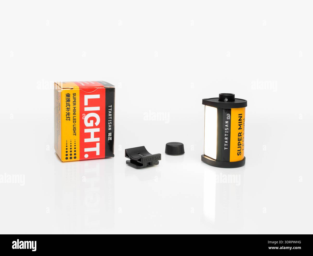 Zaporizhzhia, Ucraina - 15 febbraio 2026: Super mini Light TTARTISAN, imitando la forma di film reel, su sfondo bianco con riflesso Foto Stock