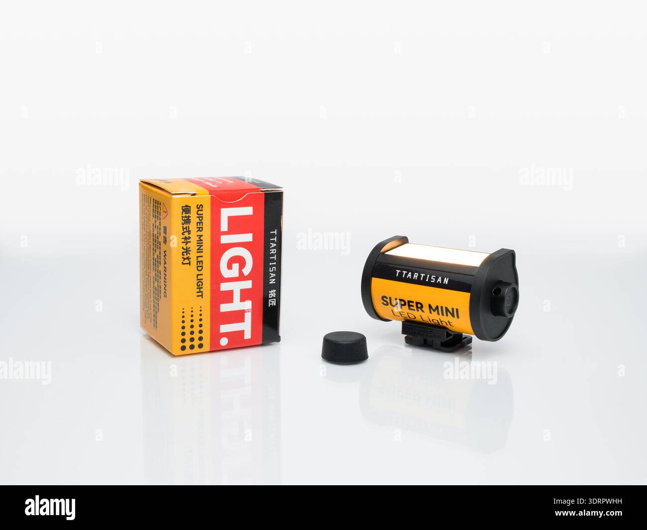 Zaporizhzhia, Ucraina - 15 febbraio 2026: Mini luce TTARTISAN, a forma di bobina, isolata sul bianco con riflessi, adatta per foto creative Foto Stock