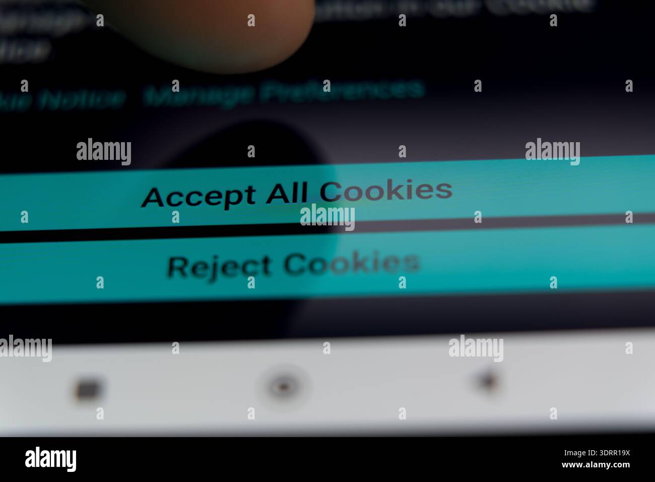 Primo piano di un dito che sta per premere il pulsante Accetta tutti i cookie su un banner di consenso del sito Web, che illustra la privacy di Internet, il tracciamento dei dati degli utenti e. Foto Stock