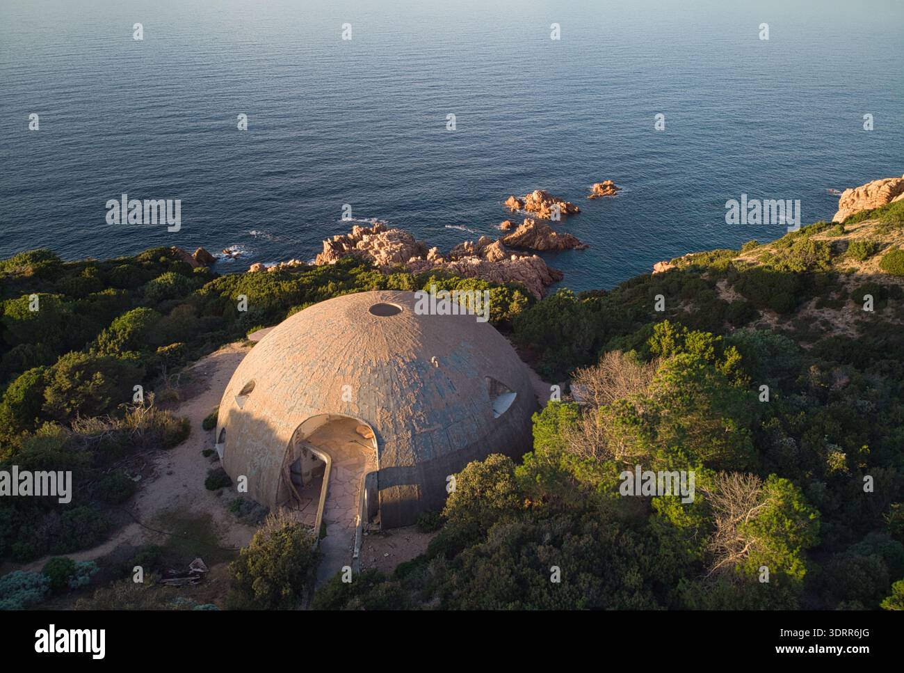 Casa a cupola futuristica abbandonata, un tempo di proprietà di Michelangelo Antonioni. Conosciuta come la Cupola, la struttura sperimentale è stata progettata e costruita nel 1970 Foto Stock