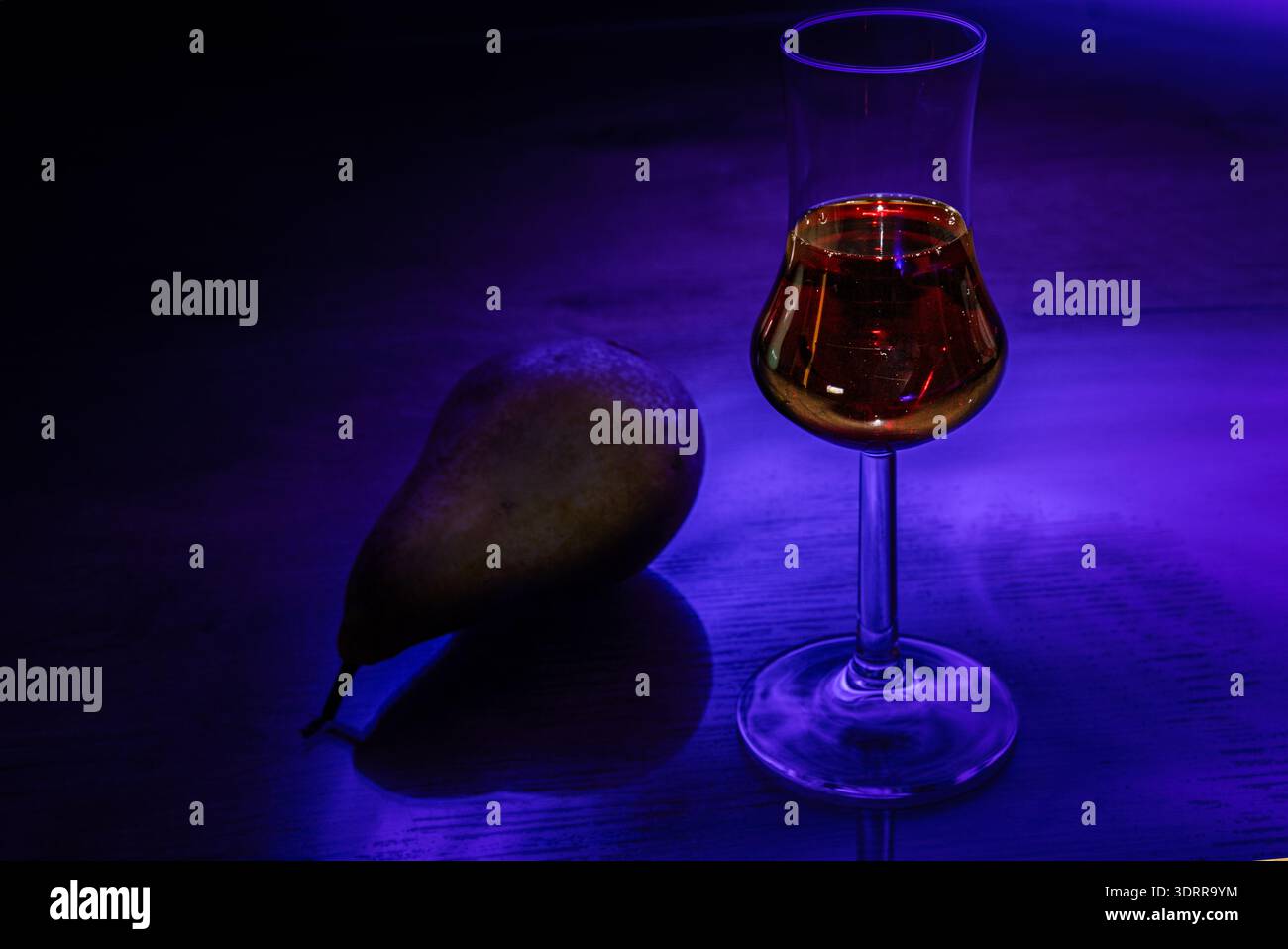 bicchiere di brandy alla pera con pere in azzurro Foto Stock
