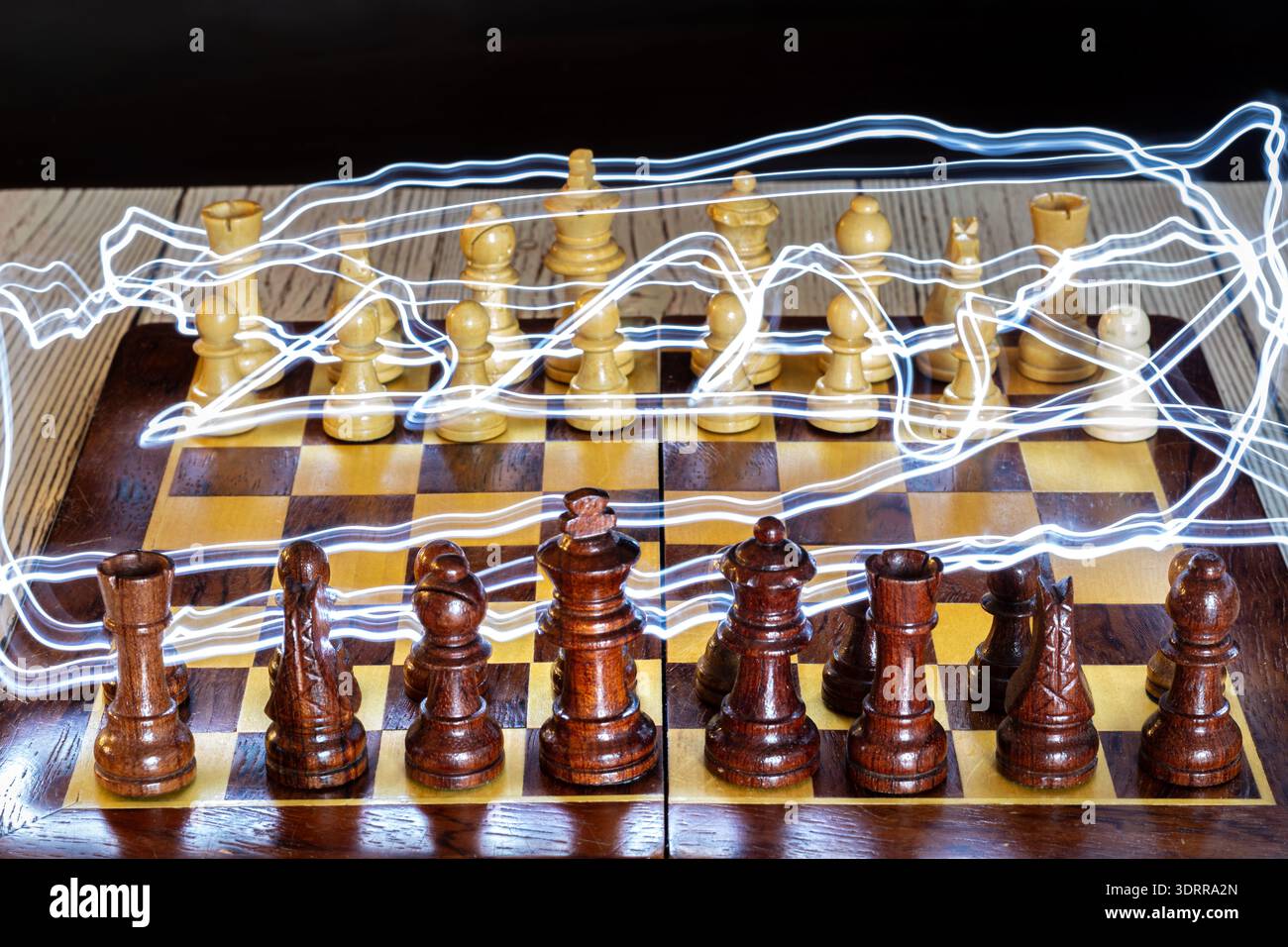 scacchiera con sentieri leggeri su scacchi di legno Foto Stock