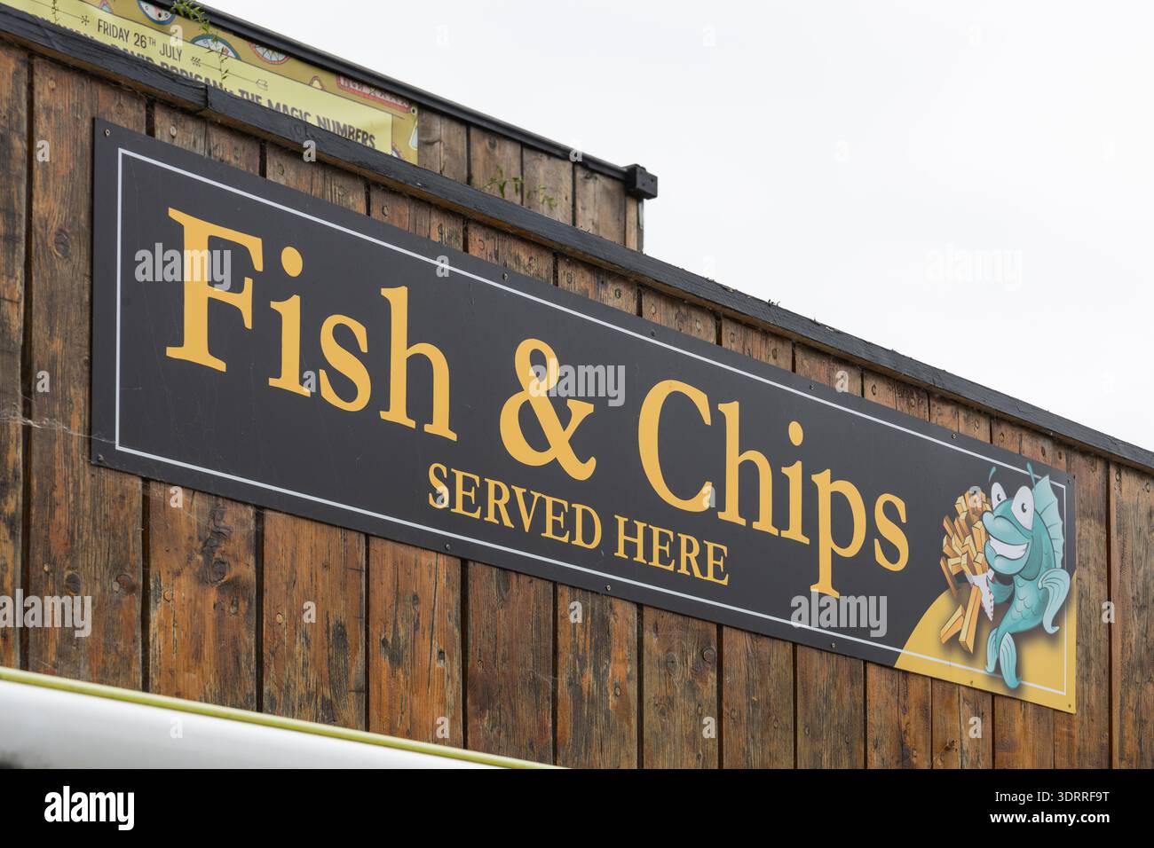 Un cartello con il fish and chips è su un rustico bancone di cibo in legno esterno. Wareham, Regno Unito, 3 luglio 2024 Foto Stock