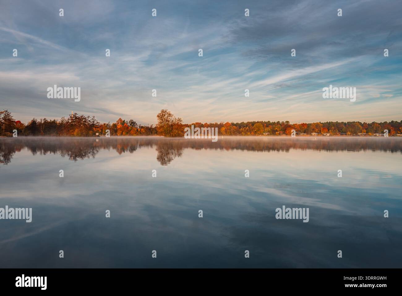 Acque calme con splendidi riflessi su un lago bavarese in Germania. Foto Stock