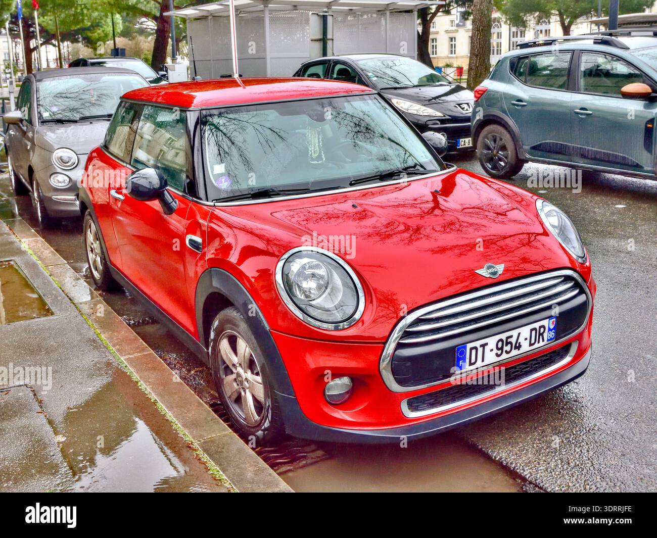 Mini Cooper britannica registrata in Francia con vernice Chili Red - Chatellerault, Vienne (86), Francia. Foto Stock