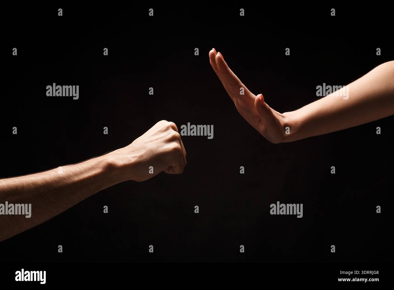 Mani che mostrano un scontro in un collage di azioni ed emozioni durante un momento di tensione Foto Stock