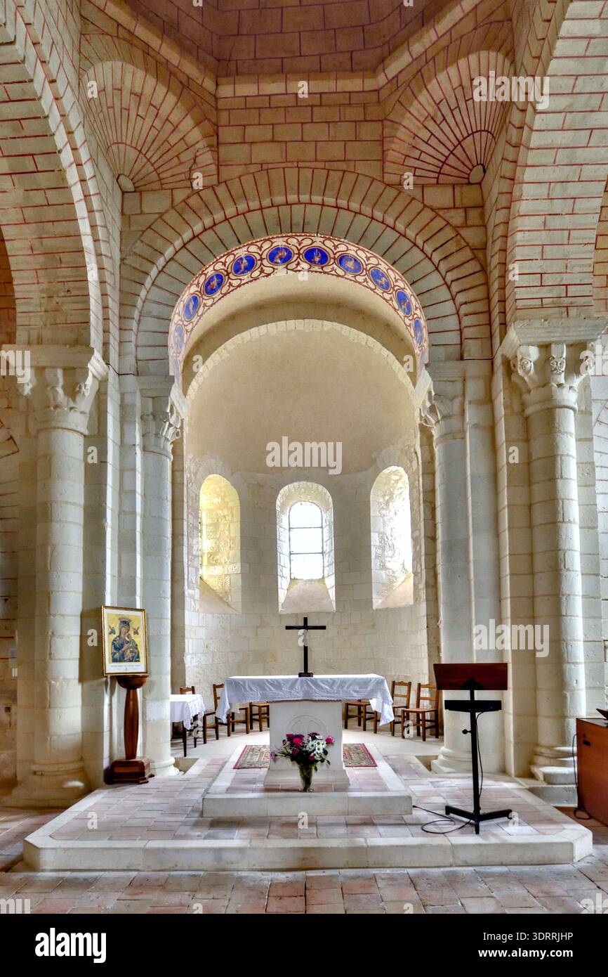 Interno del XII secolo romanico Église Saint-Sulpice (chiesa), Oyré, Vienne, Francia. Foto Stock