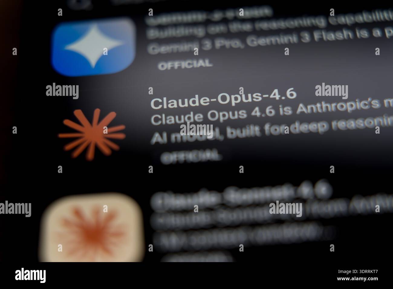 Interfaccia dell'applicazione mobile Claude-Opus-4,6 su schermo di uno smartphone, che mostra il modello di frontiera più intelligente dell'Antropo progettato per agen autonoma Foto Stock
