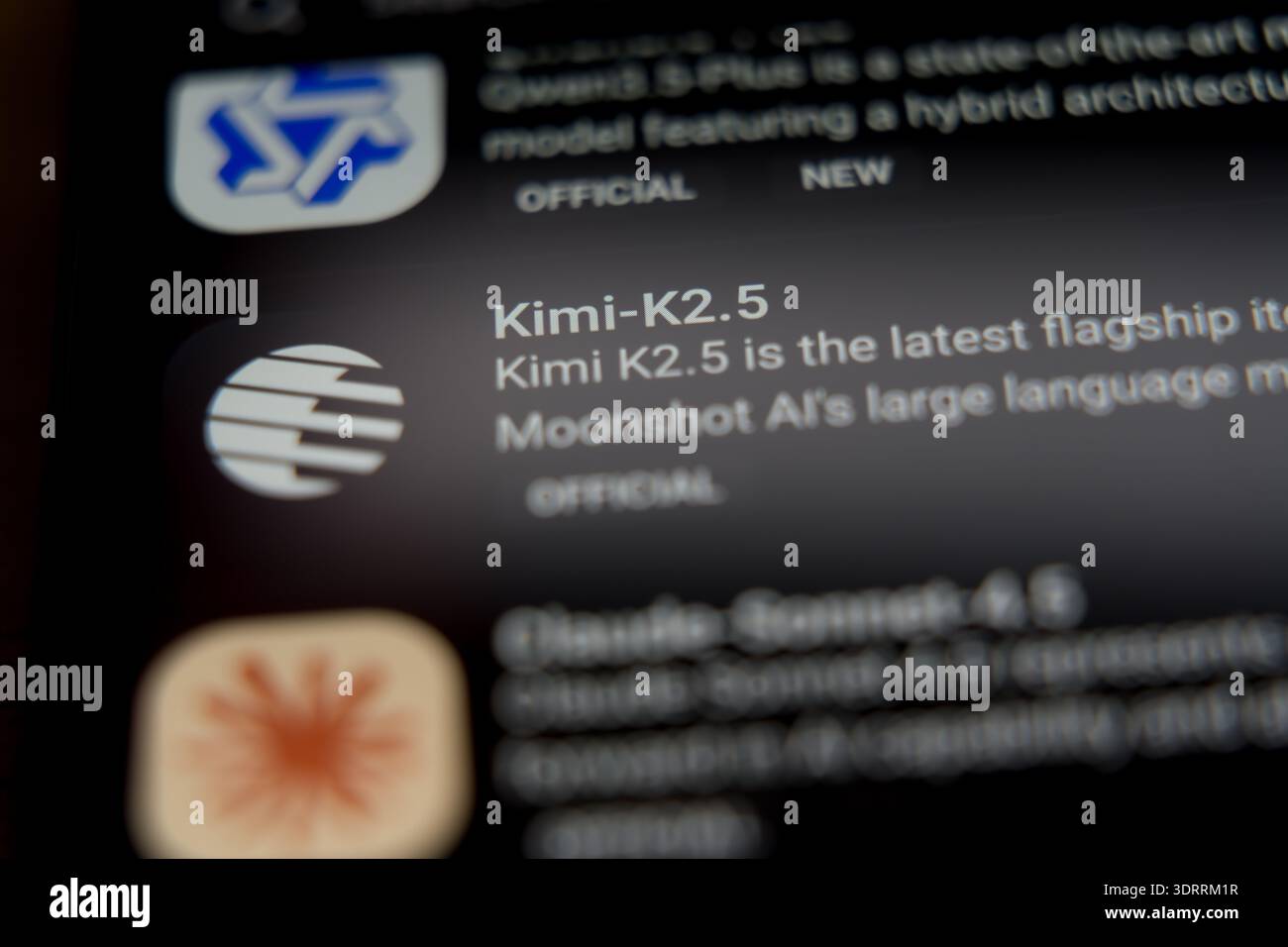 Interfaccia dell'applicazione mobile Kimi-K2.5 su uno schermo dello smartphone, che mostra l'ultimo modello di punta di Moonshot ai per grandi lingue con CA multimodale nativa Foto Stock