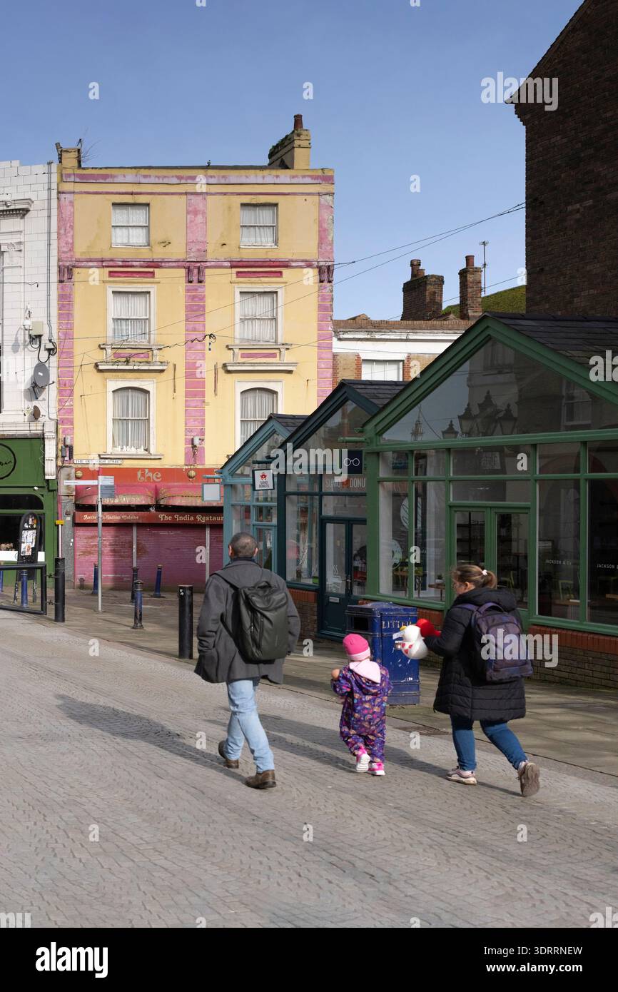 Una famiglia passeggia accanto ai negozi di Old High Street, Folkestone, Kent, Regno Unito. Foto Stock