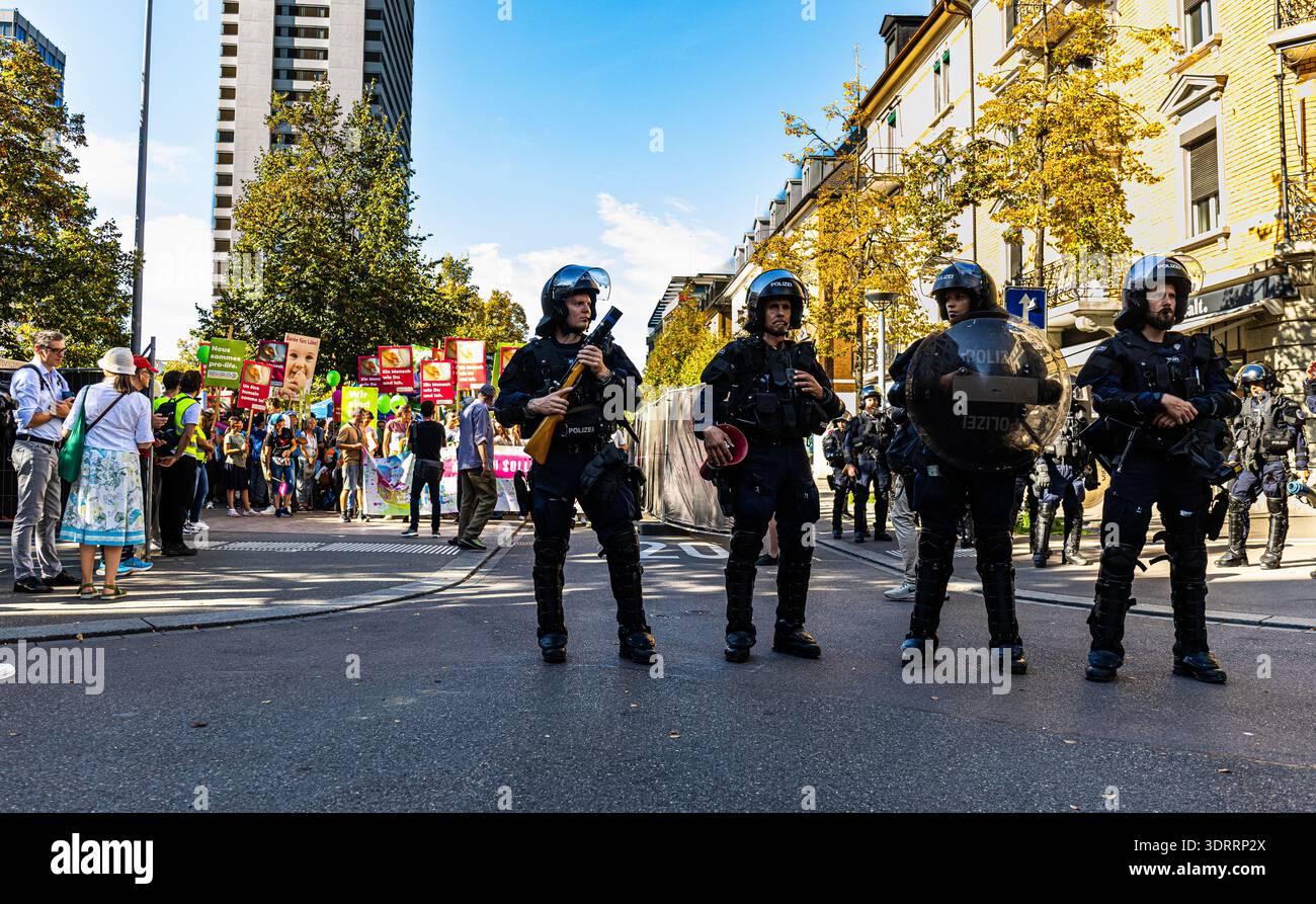 Zurigo, Svizzera, 20 settembre 2025: Un grande contingente della polizia cittadina di Zurigo sta proteggendo la manifestazione approvata della marcia per la vita a Zurigo. Foto Stock