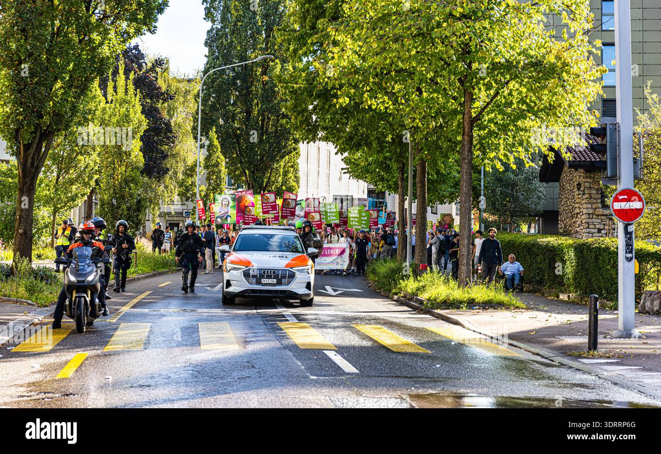 Zurigo, Svizzera, 20 settembre 2025: Con diversi cannoni ad acqua e un grande contingente, la polizia di Zurigo protegge la marcia approvata Foto Stock